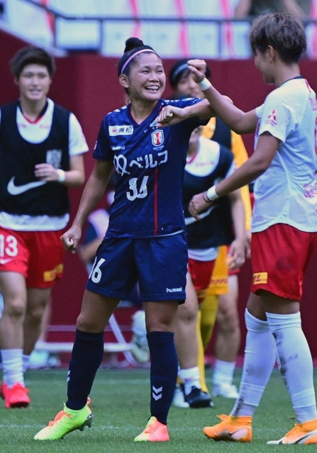 ＩＮＡＣ神戸-浦和　試合後、浦和の菅沢と肘タッチを交わすＩＮＡＣ神戸の川澄＝ノエビアスタジアム神戸（撮影・秋山亮太）