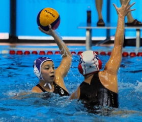 水球女子の東京五輪代表候補合宿で紅白戦に臨む新沢由貴（左）＝２０２０年１月、岡山県倉敷市屋内水泳センター