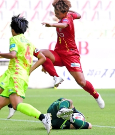 ＩＮＡＣ神戸-千葉　前半、縦パスに飛び込む神戸の田中美南＝神戸市兵庫区御崎町１、ノエビアスタジアム神戸（撮影・中西幸大
