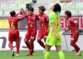 INAC神戸-千葉　後半、コーナーキックから三宅（５）が頭で合わせて２-０とし、喜ぶＩＮＡＣ神戸イレブン＝神戸市兵庫区御崎町１、ノエビアスタジアム神戸（撮影・中西幸大）
