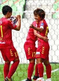 ＩＮＡＣ神戸-千葉　後半、先制点を決め、高瀬らに祝福される岩渕（右）＝神戸市兵庫区御崎町１、ノエビアスタジアム神戸（撮影・中西幸大）