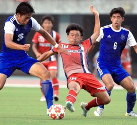 決勝・関学大－チェント・クオーレ・ハリマ　ハリマの守備陣が体を張ったプレーで関学大を封じる（撮影・鈴木雅之）