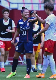 ＩＮＡＣ神戸-浦和　試合後、浦和の菅沢と肘タッチを交わすＩＮＡＣ神戸の川澄＝ノエビアスタジアム神戸（撮影・秋山亮太）