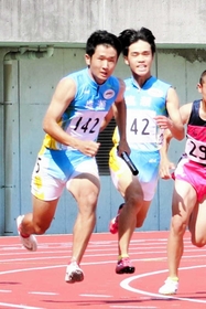 男子共通４００メートルリレー　塩瀬の３走伊藤（右）からアンカー和田へバトンをつなぐ