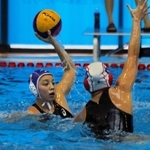 水球女子の東京五輪代表候補合宿で紅白戦に臨む新沢由貴（左）＝２０２０年１月、岡山県倉敷市屋内水泳センター