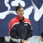 女子５０メートル自由形を大会新記録で制し、表彰式で笑顔を見せる姫路商高の舩本愛子＝神戸市立ポートアイランドスポーツセンター（撮影・辰巳直之）