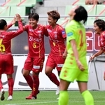 INAC神戸-千葉　後半、コーナーキックから三宅（５）が頭で合わせて２-０とし、喜ぶＩＮＡＣ神戸イレブン＝神戸市兵庫区御崎町１、ノエビアスタジアム神戸（撮影・中西幸大）