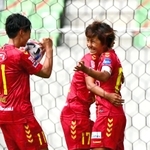ＩＮＡＣ神戸-千葉　後半、先制点を決め、高瀬らに祝福される岩渕（右）＝神戸市兵庫区御崎町１、ノエビアスタジアム神戸（撮影・中西幸大）