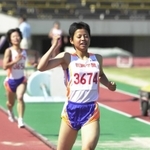 兵庫県高校総体女子１５００メートル　４分２１秒１６の県高校新記録で優勝した１年の小林裕梨子（２００４年撮影）