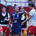 ＩＮＡＣ神戸-浦和　試合後、浦和の菅沢と肘タッチを交わすＩＮＡＣ神戸の川澄＝ノエビアスタジアム神戸（撮影・秋山亮太）