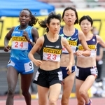 女子１５００メートル　力走する田中希実（手前）。４分５秒２７の日本新記録をマークして優勝した