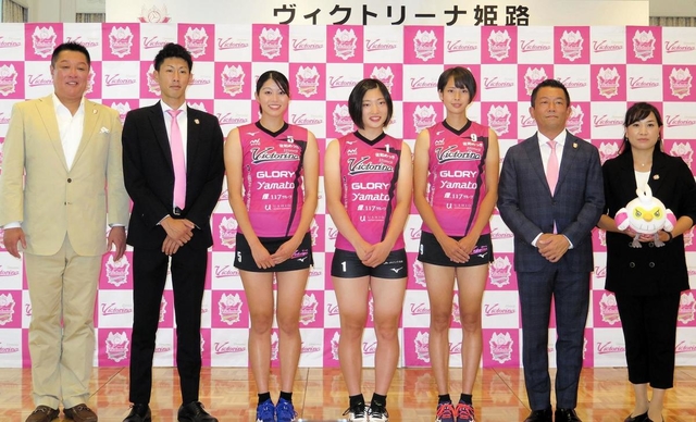 ２０２０～２１年シーズン開幕に向けて会見し、新ユニホームを披露したヴィクトリーナ姫路の選手、関係者＝姫路市内