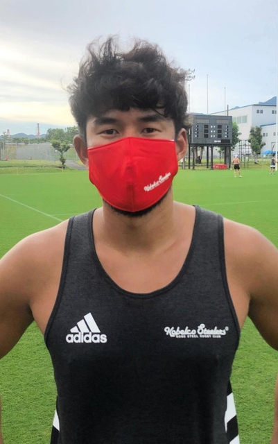 ラグビー神戸製鋼の試合用ジャージーから作られたマスクを着ける山中亮平＝同社提供