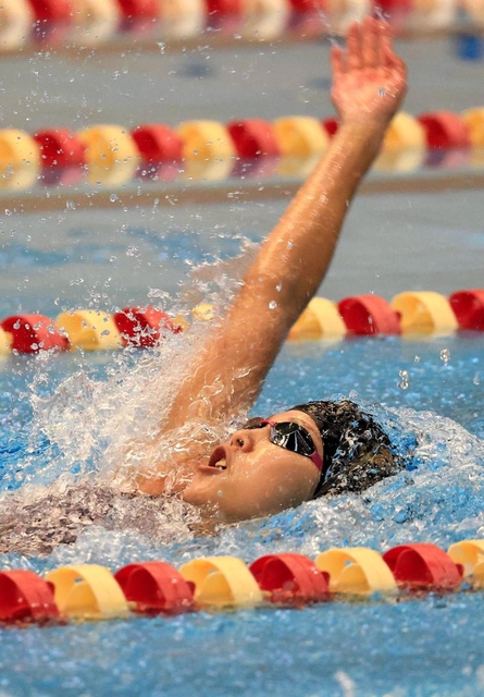 女子13・14歳１００メートル背泳ぎで１着に輝いた黒岩徠夏（撮影・斎藤雅志）