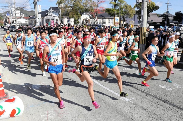 昨年の大会で一斉にスタートした男子１区の選手＝２０１９年１１月１０日