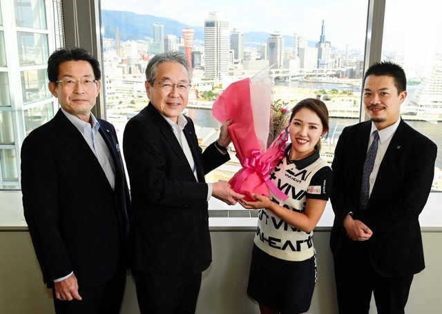 神戸新聞社の（左から）高士薫会長と高梨柳太郎社長から花束でプロ初勝利の祝福を受ける古江彩佳（右から２人目）と和田興産の和田剛直副社長＝神戸新聞社（撮影・中西幸大）