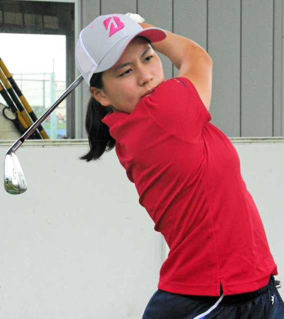 ゴルフの日本女子オープンに出場する滝川第二高の梶谷翼＝神戸市西区の同校