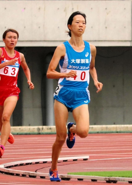 女子１５００メートル決勝　後続を引き離して優勝した大塚製薬の藪田裕衣（右）