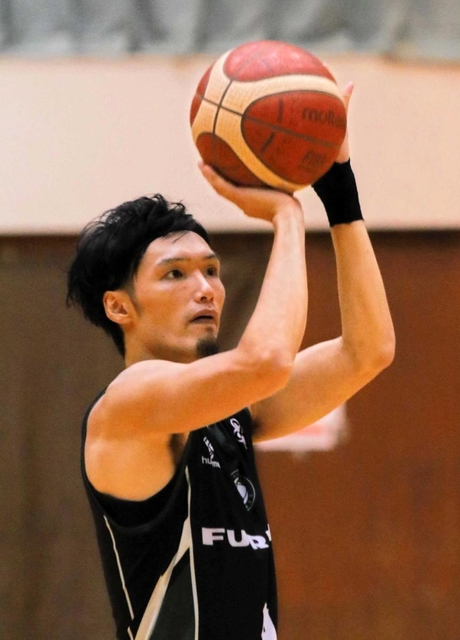 チーム発足時から在籍し１０季目を迎えるミスター・ストークス、谷直樹主将。美しいシュートフォームで点を積み上げる＝西宮市立中央体育館