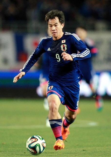 オーストラリアとの国際親善試合でプレーする岡崎慎司。試合後、阪神・淡路大震災への思いを語った＝２０１４年１１月１８日、大阪市のヤンマースタジアム長居