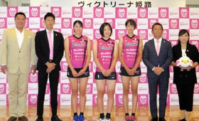 ２０２０～２１年シーズン開幕に向けて会見し、新ユニホームを披露したヴィクトリーナ姫路の選手、関係者＝姫路市内