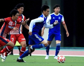 ８月に今季初戦となる兵庫県サッカー選手権に出場した関学大。練習の制約を受けながら秋季リーグに備える＝８月８日、三木市の三木総合防災公園陸上競技場