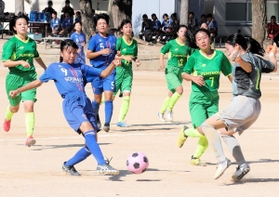 夢野台－宝塚東・蒼開　後半、宝塚東・蒼開の植村（９）がゴールを決め、４－０とする＝明石南高