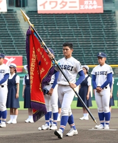 優勝旗を返還する履正社の関本主将＝１９日午後、甲子園球場