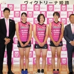 ２０２０～２１年シーズン開幕に向けて会見し、新ユニホームを披露したヴィクトリーナ姫路の選手、関係者＝姫路市内