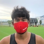 ラグビー神戸製鋼の試合用ジャージーから作られたマスクを着ける山中亮平＝同社提供