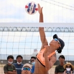 女子決勝・神院大-産業能率大　第２セット、スパイクを放つ金元彩奈（右）と山本華音の神院大ペア