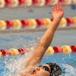 女子13・14歳１００メートル背泳ぎで１着に輝いた黒岩徠夏（撮影・斎藤雅志）