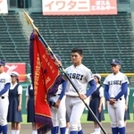 優勝旗を返還する履正社の関本主将＝１９日午後、甲子園球場