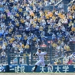 観客数の上限が緩和されて大勢のファンで埋まったアルプス席＝２１日午後、西宮市の甲子園球場（撮影・鈴木雅之）