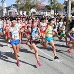 昨年の大会で一斉にスタートした男子１区の選手＝２０１９年１１月１０日