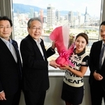 神戸新聞社の（左から）高士薫会長と高梨柳太郎社長から花束でプロ初勝利の祝福を受ける古江彩佳（右から２人目）と和田興産の和田剛直副社長＝神戸新聞社（撮影・中西幸大）