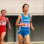 女子１５００メートル決勝　後続を引き離して優勝した大塚製薬の藪田裕衣（右）