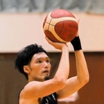 チーム発足時から在籍し１０季目を迎えるミスター・ストークス、谷直樹主将。美しいシュートフォームで点を積み上げる＝西宮市立中央体育館