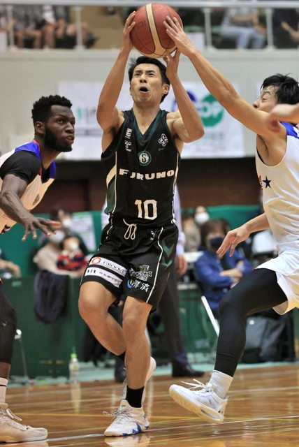 Ｂ２西宮-名古屋　第２クオーター、シュートを放つ西宮の渡辺翔太（中央）＝西宮市立中央体育館（撮影・斎藤雅志）