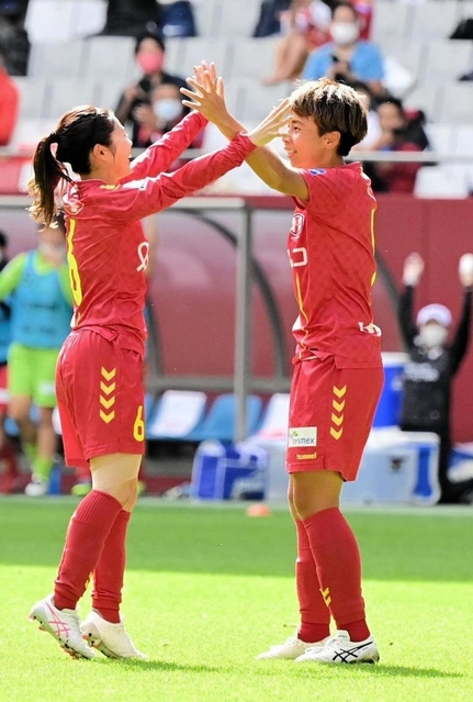 前半、先制点を決めて喜ぶＩＮＡＣ神戸の田中（右）＝神戸市兵庫区、ノエビアスタジアム神戸（撮影・中西幸大）
