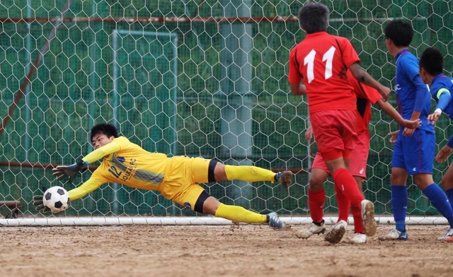 蒼開-三木北　後半、好セーブを見せる蒼開のＧＫ坂平涼介＝三木北高（撮影・吉田敦史）