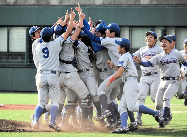 ３季ぶりの優勝を決め、マウンドに集まる関西国際大ナイン
