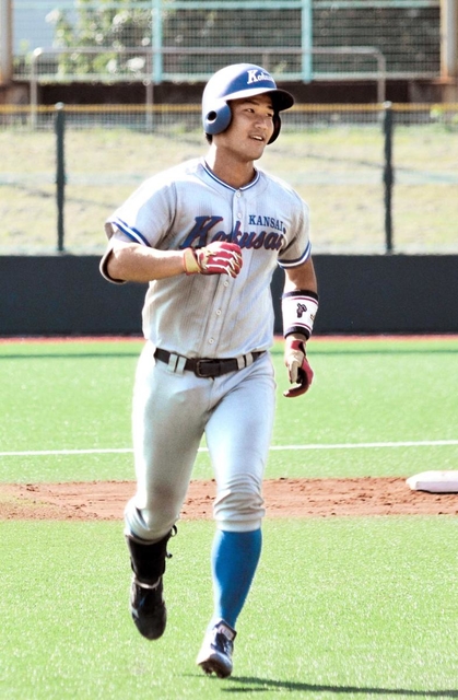 関西国際大の４番に座る深尾哲平。リーグ最終戦は本塁打で優勝に貢献した＝２０日、大阪市南港中央