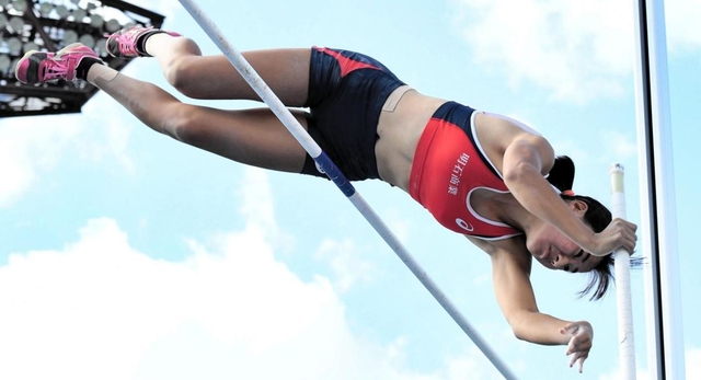 女子棒高跳び決勝　４メートル００を跳び、優勝した明石商の古林愛理（撮影・後藤亮平）