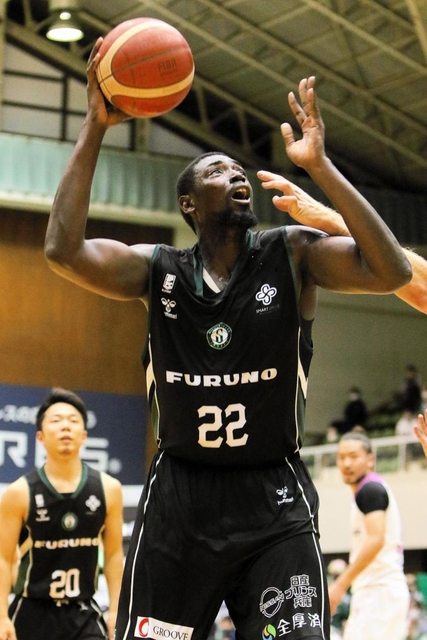 西宮-福島　第１クオーター、初出場の西宮・ムボジがシュートを決める（Ｃ）B.LEAGUE