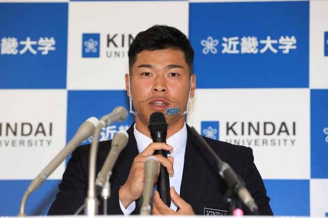 ４球団から１位指名されて阪神との交渉が決まり、会見で意気込みを話す佐藤輝明さん＝２６日午後、大阪府東大阪市小若江３、近畿大学東大阪キャンパス（撮影・斎藤雅志）