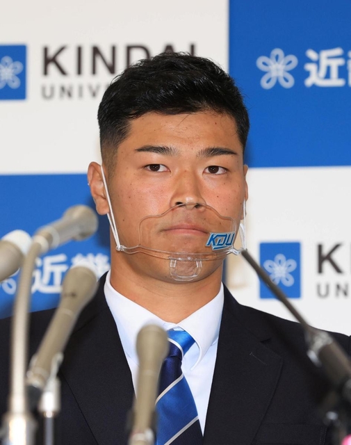 ４球団から１位指名されて阪神との交渉が決まり、表情を引き締める佐藤輝明さん＝２６日午後、大阪府東大阪市小若江３、近畿大学東大阪キャンパス（撮影・斎藤雅志）