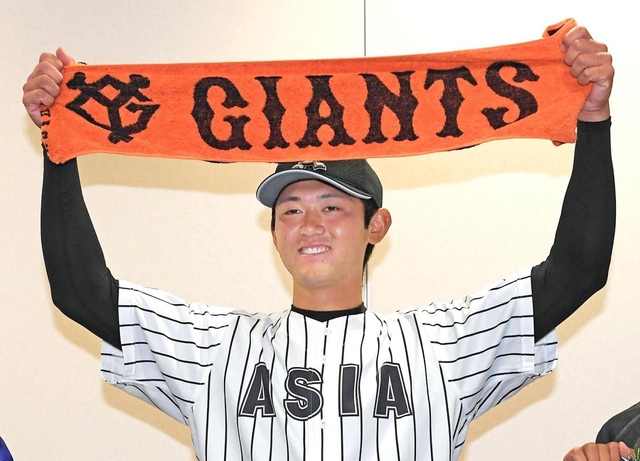 巨人から１位指名され、チームメイトから祝福される亜細亜大・平内龍太（中央）＝東京・武蔵境の亜細亜大学ＰＬＡＺＡホール（撮影・伊藤笙子）