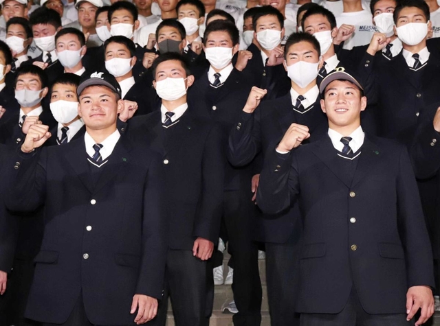 チームメートとガッツポーズする明石商高の中森俊介投手（手前左）と来田涼斗外野手（同右）＝２６日午後、明石市魚住町長坂寺（撮影・吉田敦史）
