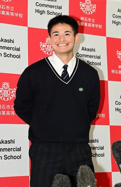 指名あいさつを受け、笑顔で取材対応する明石商の中森俊介投手＝明石市の同校（撮影・中西幸大）
